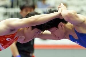 男子フリー61キロ級準決勝で組み合う樋口黎(左)=駒沢体育館