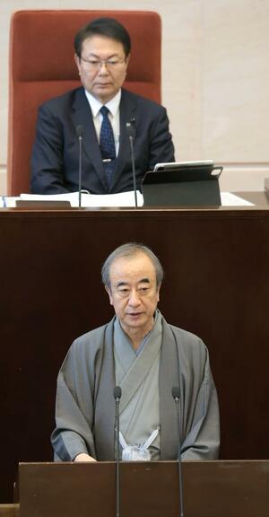 ２０２６年度の県一般会計当初予算案を説明するとともに、５月の知事選に３選を目指して出馬する意向を述べた花角英世知事＝２４日、県議会