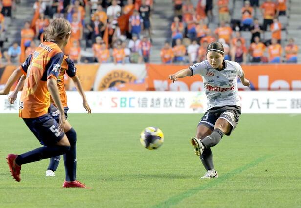 長野ー新潟Ｌ　前半４５分、ＦＷ山本結菜がクロスを上げる＝長野市