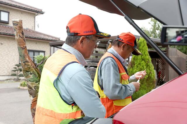 麻酔の準備をする関係者＝３１日午後３時すぎ、阿賀野市新保