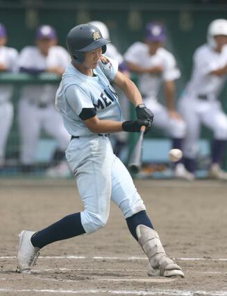 新潟明訓－東京学館　７回新潟明訓２死三塁、小野塚晃希が適時打を放ち６－０＝９月６日、新発田市五十公野公園野球場