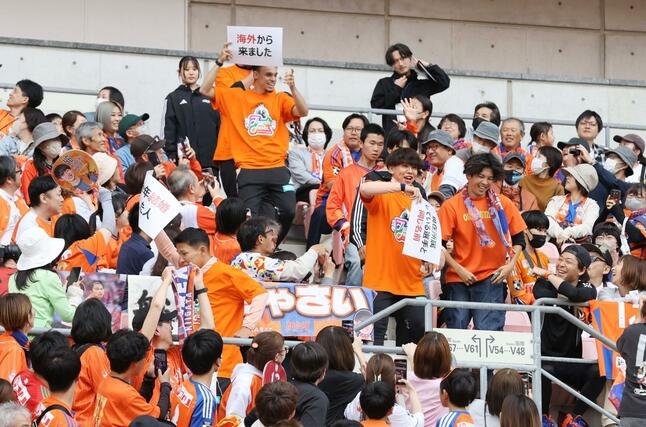 借り物競走で交流する選手たち＝ビッグスワン