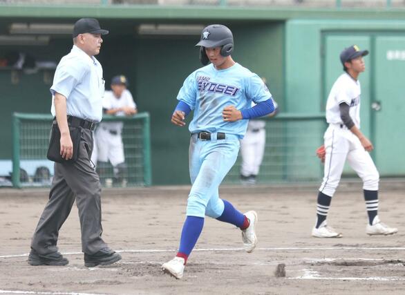 加茂暁星－新津　加茂暁星２回無死三塁、寺尾優之助の適時二塁打で細越圭太が生還し２－０＝新発田市五十公野