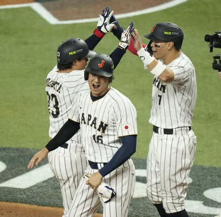 ３回、３ランを放った森下（左）を迎える三走大谷（中央）と二走佐藤＝マイアミ（共同）