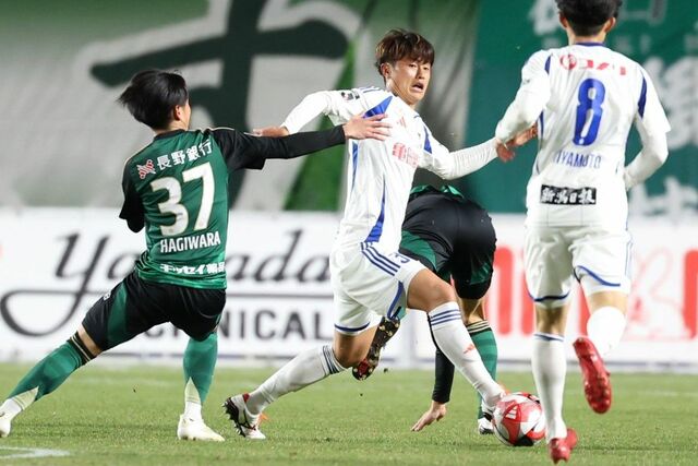 松本-新潟 後半、ボールを保持するDF森昂大