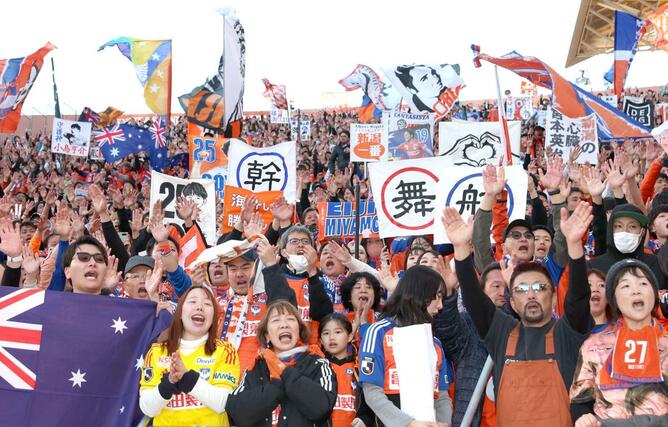 J1残留を決めた選手に、目を赤くしながら声援を送る新潟サポーター=12月8日、さいたま市