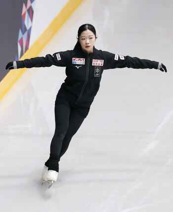 公式練習で調整する中井亜美＝プラハ（共同）