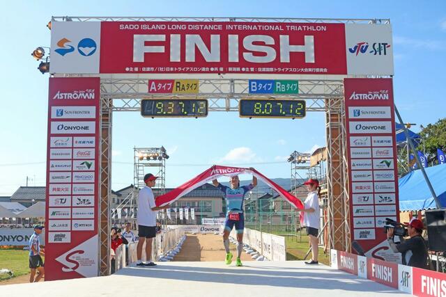 Ａタイプで優勝した選手＝９月１日、佐渡市