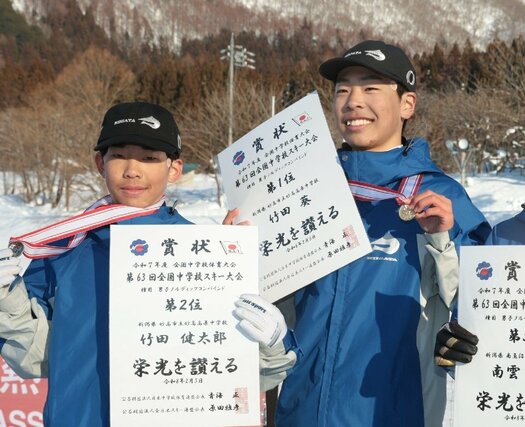 男子ジャンプ、複合の２種目で金銀を独占し、偉業を達成した妙高高原の竹田葵（右）、健太郎兄弟＝長野県野沢温泉村