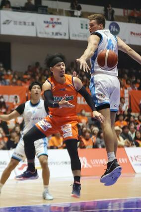 新潟－東京Ｕ　第１クオーター、ゴール下でアシストする長谷川智伸＝９日、アオーレ長岡