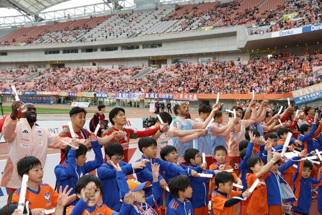ホームで勝利し、サポーターと喜びを分かち合う新潟の選手たち＝ビッグスワン