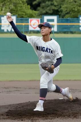新潟の先発、杉山晃太＝７月１７日、柏崎市佐藤池