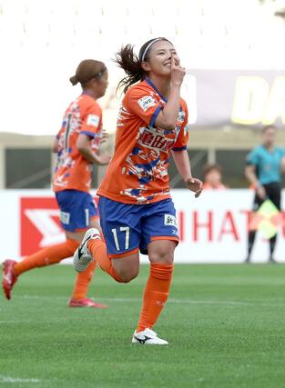 新潟Ｌーちふれ埼玉　後半２６分、ＦＷ滝川結女がシュートを決めて２－０＝ビッグスワン