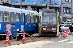 交差点で接触した市電の路面電車=23日午後、北海道函館市