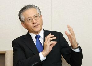 群馬銀行との経営統合について語る第四北越フィナンシャルグループ・殖栗道郎社長