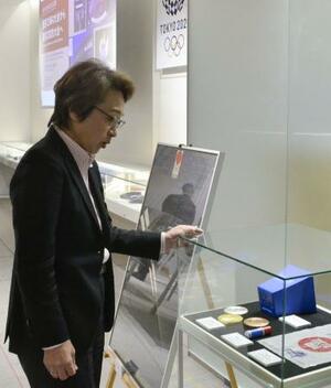 日本オリンピックミュージアムで企画展を見学するJOCの橋本聖子会長=9日、東京都新宿区