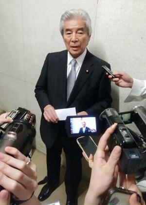 　自民党本部で記者団の取材に応じる中曽根弘文憲法改正実現本部長＝２９日午後、東京・永田町
