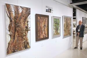 自然の風景画や立体感のある静物画が並ぶ渡辺寿さんの個展=見附市昭和町2