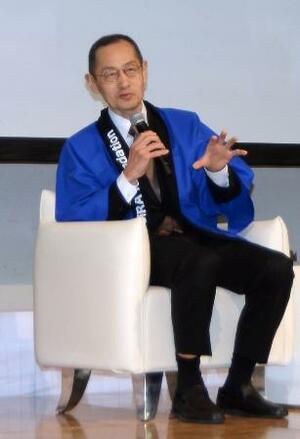 　日本再生医療学会総会での対談で発言する山中伸弥京都大教授＝１９日午後、神戸市