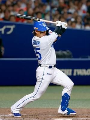 3回中日2死一、二塁、佐藤が右前に勝ち越し打を放つ=バンテリンドーム
