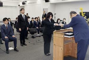 渡辺竜五市長から辞令を受け取る新採用職員=1日、佐渡市役所