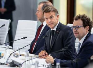 米アンソロピックのダリオ・アモデイCEO(手前)とG7サミットの昼食会に臨むフランスのマクロン大統領=17日、フランス東部エビアン(ロイター=共同)