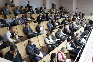 県議と国、東京電力幹部らの議論を見守った傍聴者=16日、県議会