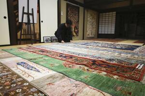 三方舎が販売しているアフガニスタン製のじゅうたん＝２０２５年１２月、長野県松本市