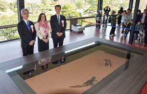 万博記念公園でお披露目された枯れ山水の庭園のモニュメント=28日午前、大阪府吹田市