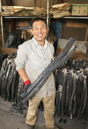 魚沼市で唯一黒炭を生産する中川宏さん=魚沼市松川