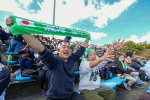 　「東京デフリンピック」サッカー男子の試合を前に盛り上がる人たち＝１４日、福島県Ｊヴィレッジ