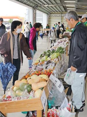 旬の野菜や果物が並んだ「かしわざき秋の収穫祭」=柏崎市日石町