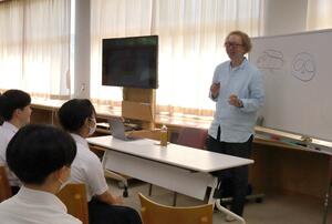 授業でにこやかに生徒に語りかける大塚いちおさん=上越市浦川原区の東頸中