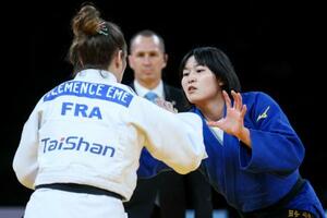 　決勝でフランスのエムと対戦する田中志歩（右）＝１５日、ザグレブ（ゲッティ＝共同）