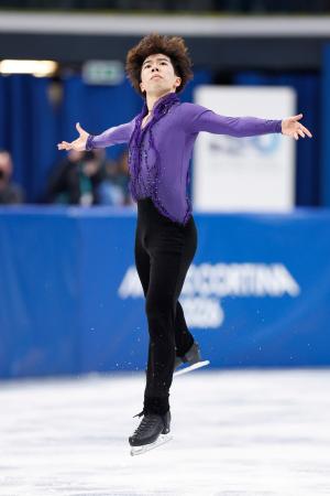 　男子ＳＰ　演技する佐藤駿＝ミラノ（共同）