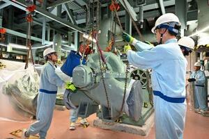 報道陣に公開された玄海原発1号機の「原子炉補機冷却水ポンプ」の解体作業=17日午後、佐賀県玄海町(代表撮影)