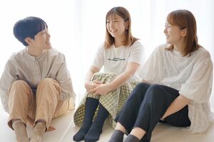 出産前からの手厚い妊産婦支援の必要性を話し合う「イノチのつむぐ場」のメンバー=村上市桃川