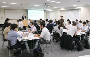 企業や大学などの関係者が「2050年の燕三条ワークスタイル」を見据えて考えを出し合った産学連携アイデア会議=三条市上須頃