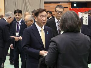 新年祝賀会で参加者と懇談する小菅淳一市長＝５日、上越市
