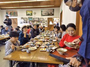 来場者がそばと芸能を楽しんだ「大崎そばの会」=佐渡市羽茂大崎