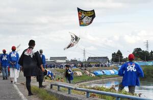 最終日も各凧組が全力で堤防を駆け抜けた白根大凧合戦=6月10日、新潟市南区の中ノ口川堤防