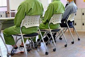 薬物使用の依存症回復プログラムで悩みを打ち明け合う受刑者ら=14日、甲府刑務所