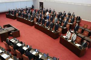 2026年度一般会計当初予算案などを可決し、閉会した2月定例会=27日、県議会