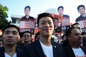 　タイの国民党のナタポン党首（中央）＝２０２５年１２月、バンコク（ロイター＝共同）