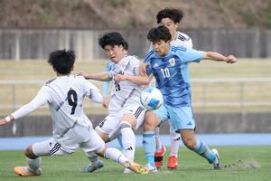 準決勝 新潟医福大-島見FC 前半、攻め込む新潟医福大のMF田澤夢積(右)=新発田市五十公野公園陸上競技場