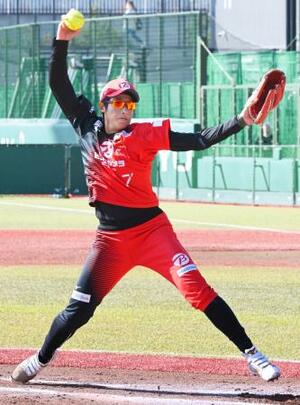 ソフトボールのJDリーグ・プレーオフ準決勝の戸田中央戦で、完封したビックカメラ高崎の上野=ジャイアンツタウンスタジアム