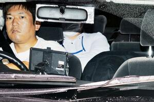 警視庁四谷署を出る草間リチャード敬太容疑者（右下）＝４日午後１０時１分