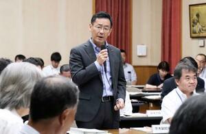 リニア中央新幹線の工事による影響を議論する静岡県の専門部会であいさつする平木省副知事=20日午前、静岡県庁