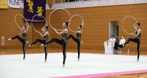 新体操女子団体 3位に入ったWASEDA CLUB RG新潟の演技=新潟市東総合スポーツセンター