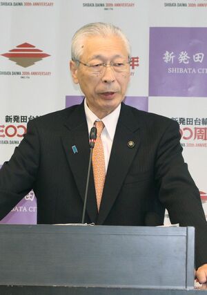職員の不祥事が相次ぎ、陳謝の言葉を述べる二階堂馨新発田市長＝８日、新発田市役所